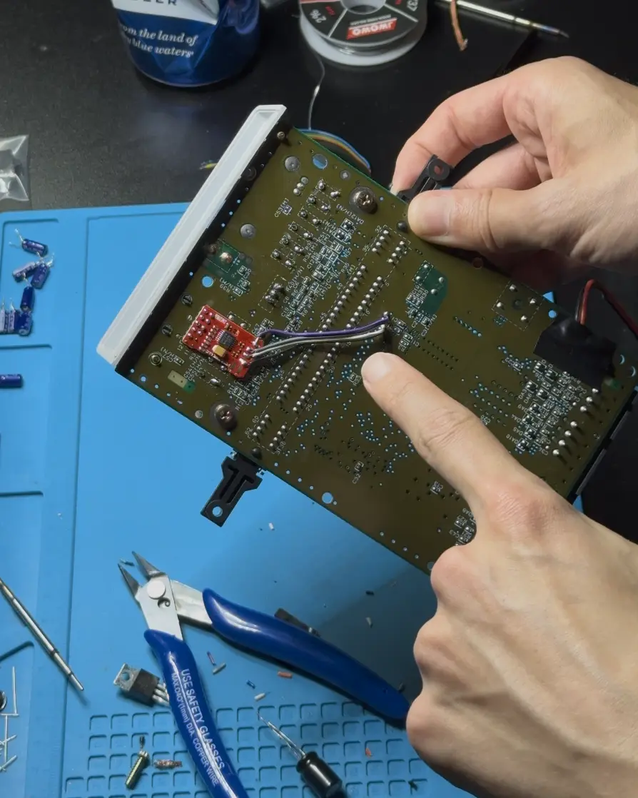 Showing where the RGB mod chip is installed on the SNES Jr.